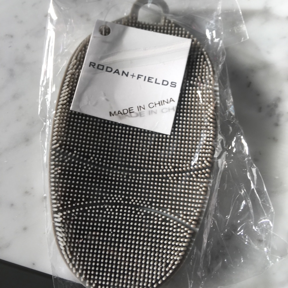 Rodan & Fields soft silicon body brush